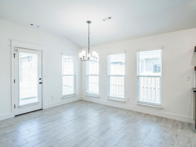 Building Photo - 1440 Emmerson St