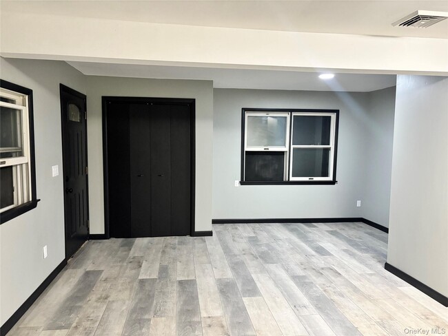 Building Photo - 2 Spencer Ave