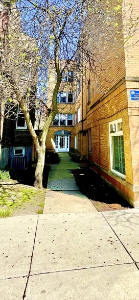 Primary Photo - 3917 N Southport Ave