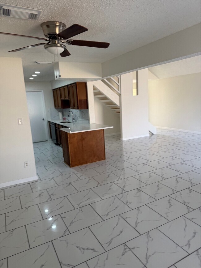 Building Photo - 6103 Linnhaven Dr