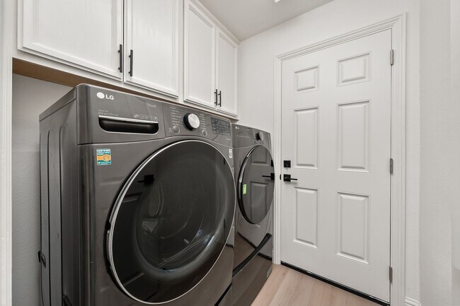Building Photo - 302 Carlina Ct