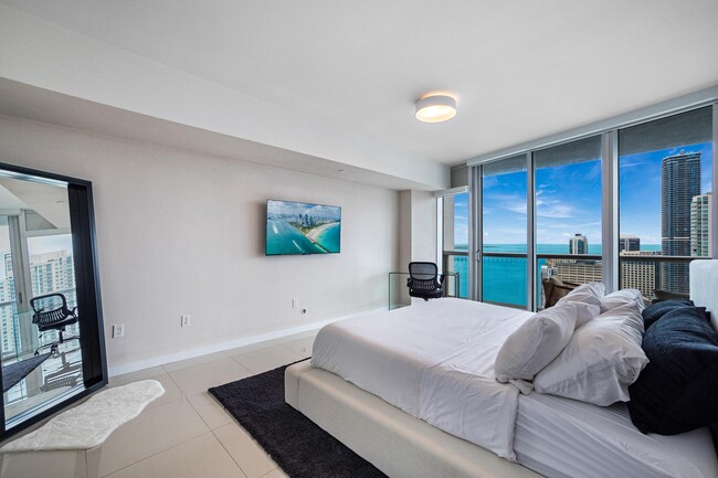 Building Photo - 495 Brickell Ave
