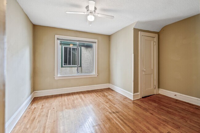 Building Photo - MUST SEE 5BD/2BA in Como near U of M! Avail. 9/1/26