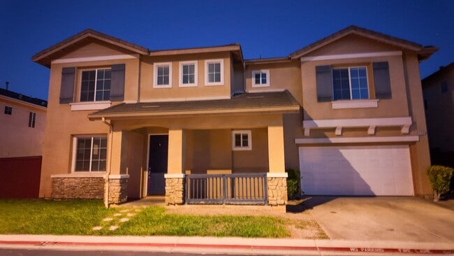 Primary Photo - Beautiful 4-Bedrooms Home - Across from La...