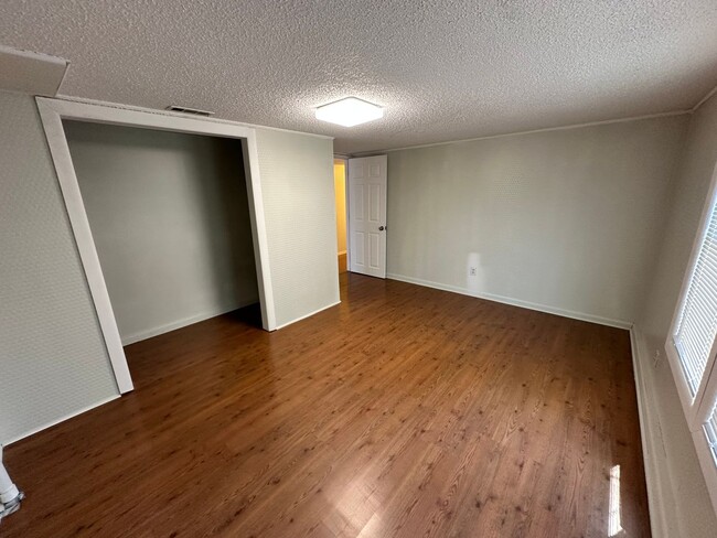 Building Photo - Newly Remodeled 4 Bed, 1 Bath Upstairs Unit in SW OKC! - Move in Deposit-Free! (If Qualified)