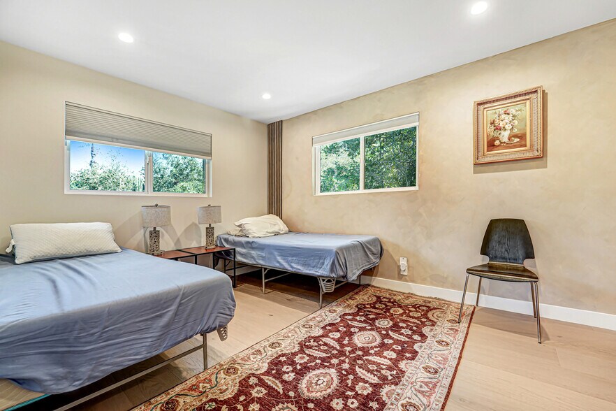 Building Photo - 4611 Louise Ave