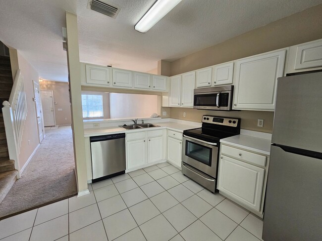 Building Photo - Brandon townhome with 2 bedrooms, 2 baths ...