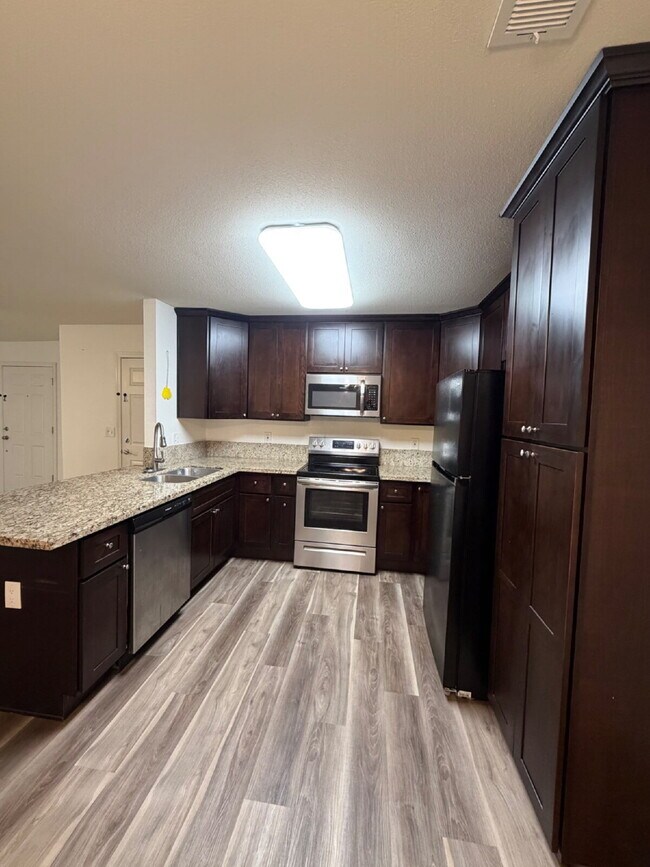 Building Photo - Charming 2-Bed, 2-Bath Haven in Merced!