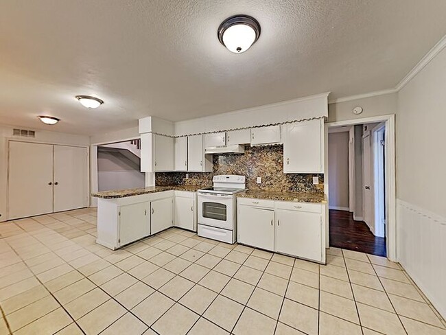 Building Photo - No Application Fee* Plus $250 Off First 2 ...