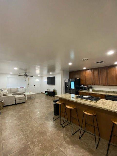 Building Photo - 1100 W 12th St