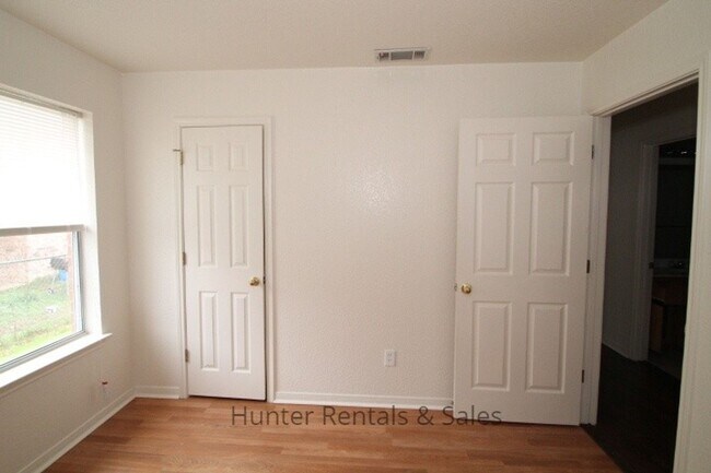 Building Photo - 4301 Thunder Creek Dr