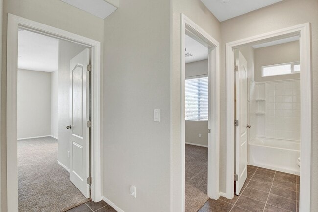 Building Photo - 3 Bedroom Split Level Home in Centennial H...