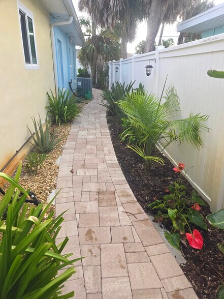 Building Photo - 877 Bruce Ave