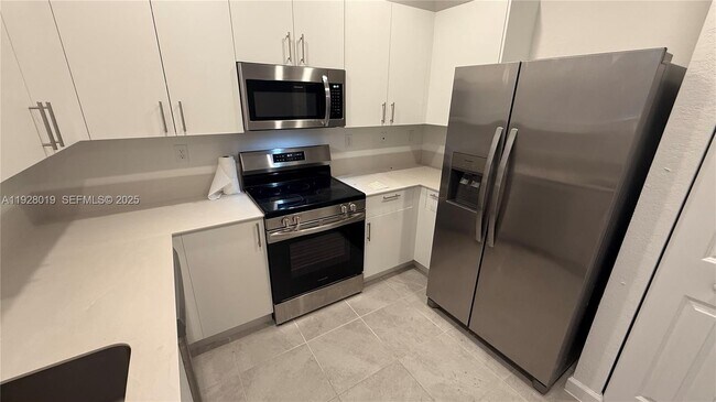 Building Photo - 2833 SE 25th Ave