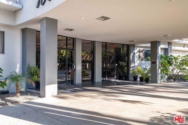 Building Photo - 100 S Doheny Dr