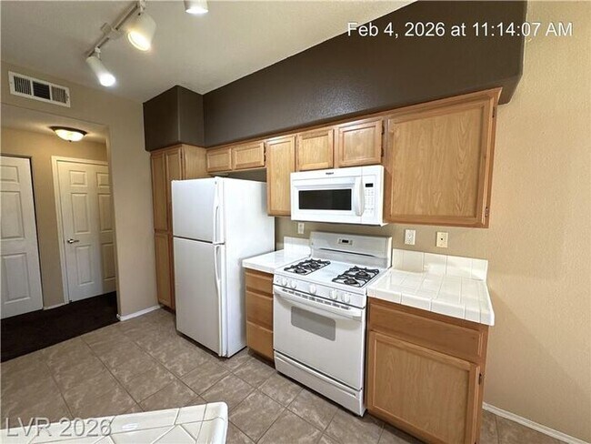 Building Photo - 1ST FLOOR UNIT IN POPULAR SILVERADO RANCH COMMUNITY!