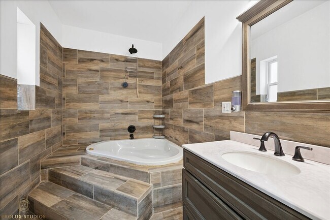 Building Photo - 352 N Avers Ave