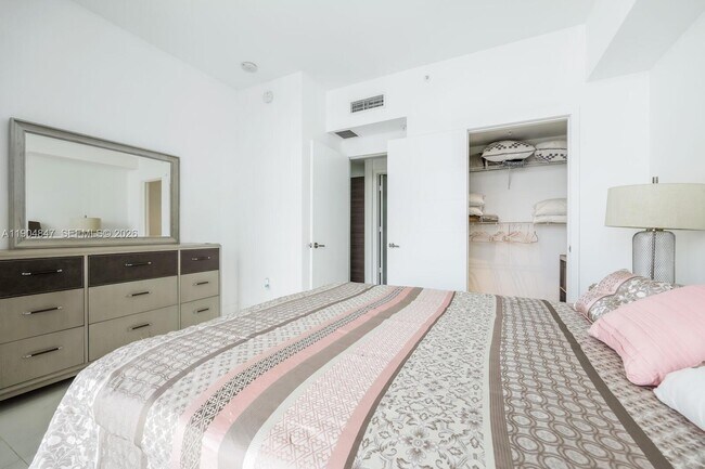 Building Photo - 1010 SW 2nd Ave