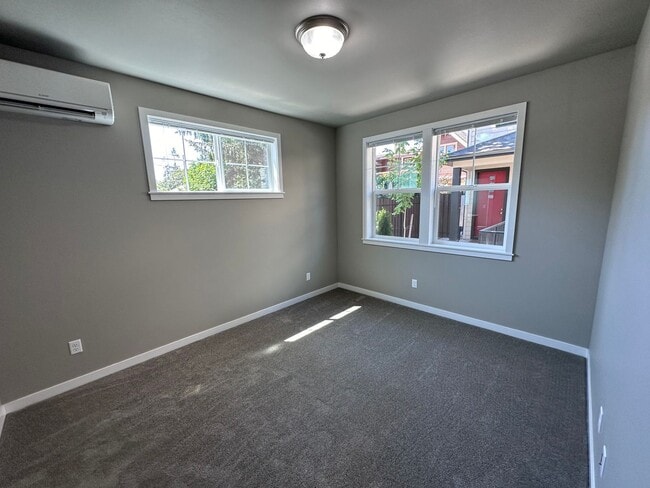 Building Photo - 4 Bedroom / 4 bath New Townhome. Every bedroom is its own Master Suite with your own full bathroo...