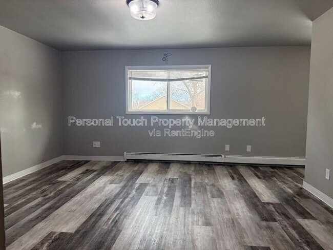 Building Photo - 142 6th Ave N