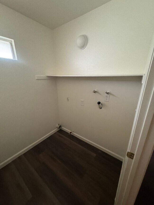 Building Photo - Oleander