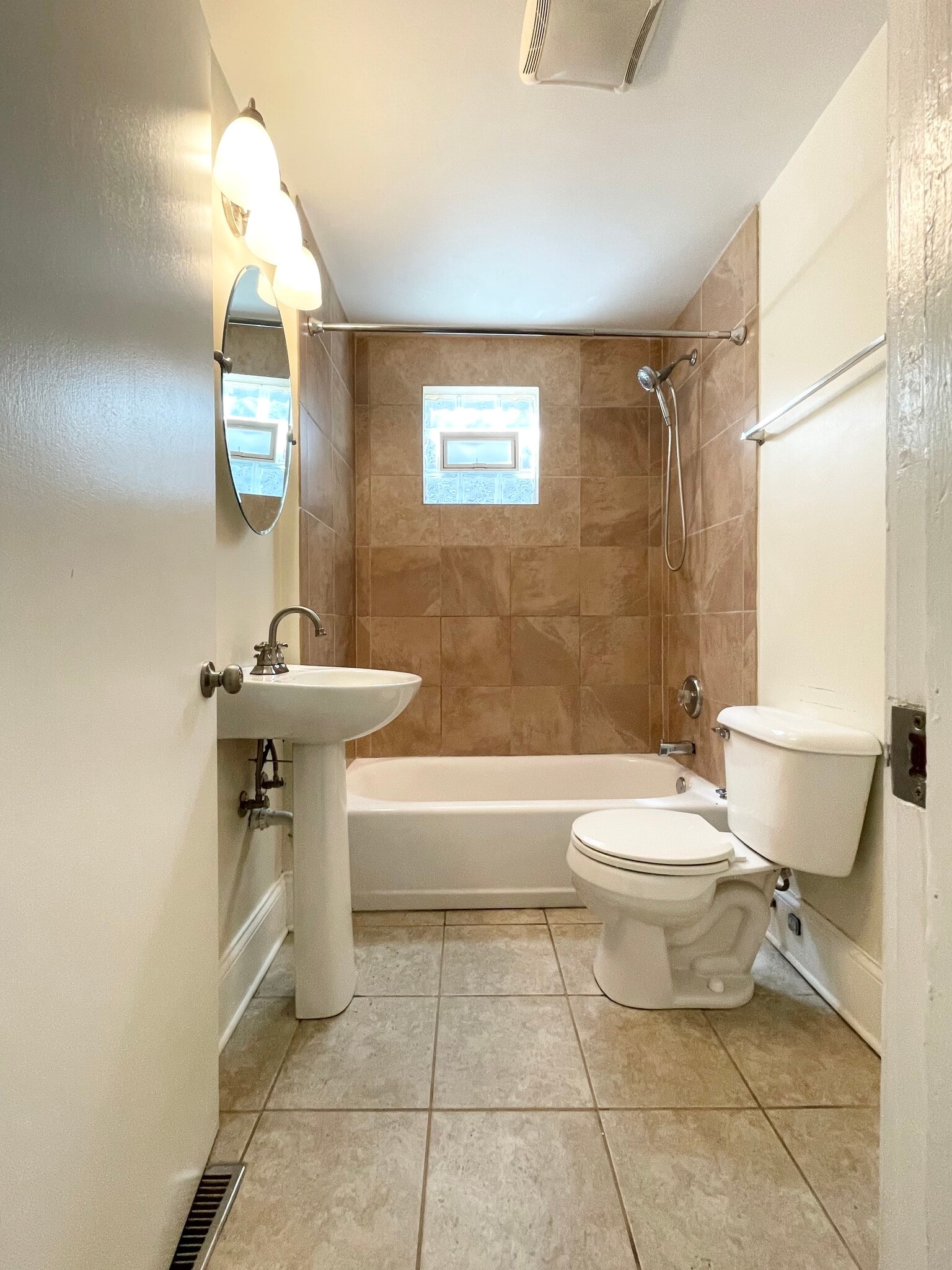 Building Photo - 2930 N Hamlin Ave