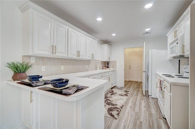 Building Photo - Absolutely Adorable, 2 bed, 2 bath, 2 car + study