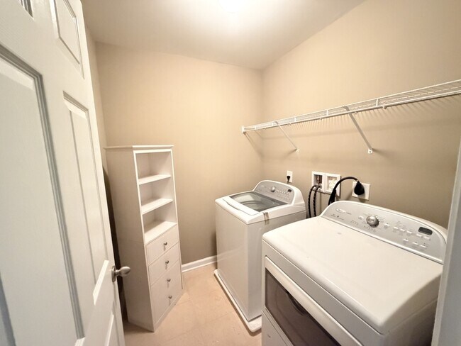Building Photo - 3329 Fernview Dr