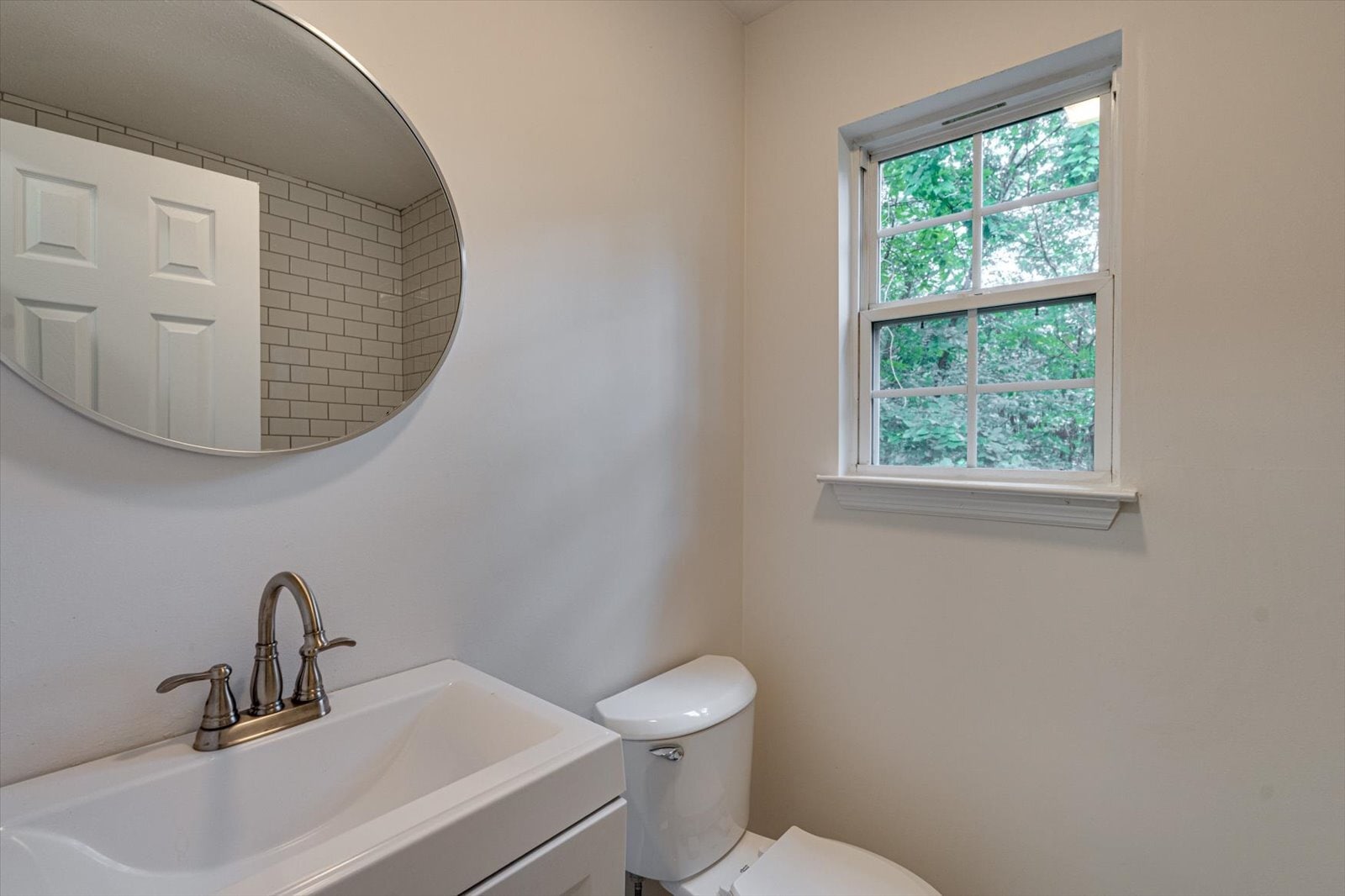Building Photo - 913 Sylvan Dr