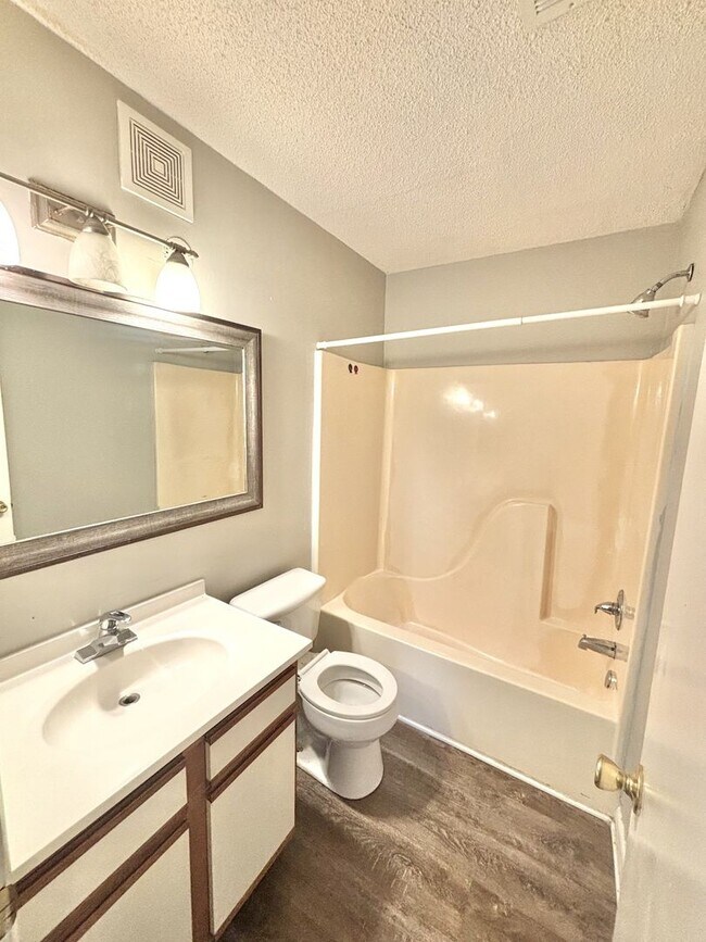 Building Photo - *1/2 Off 1st Months Rent!* 4 Bed, 2 Bath Condo Near MTSU in Murfreesboro