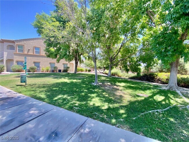 Building Photo - 3400 Cabana Dr