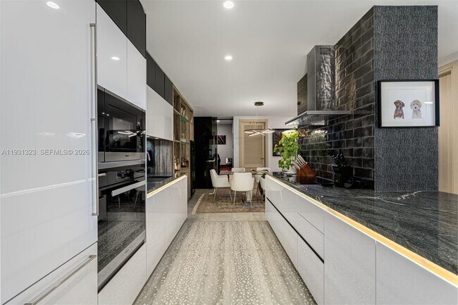 Building Photo - 1000 Brickell Plaza