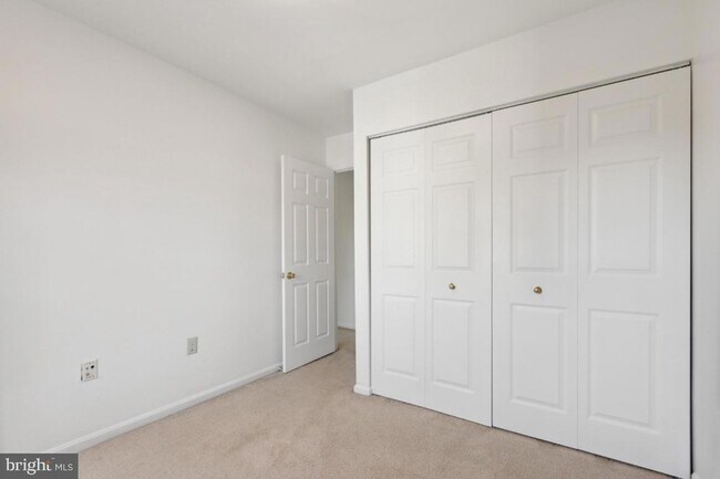 Building Photo - 18221 Fox Chase Cir