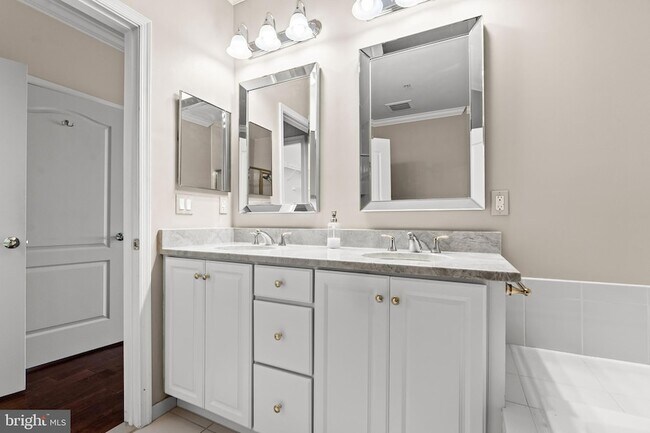 Building Photo - 2022 Crescent Wy