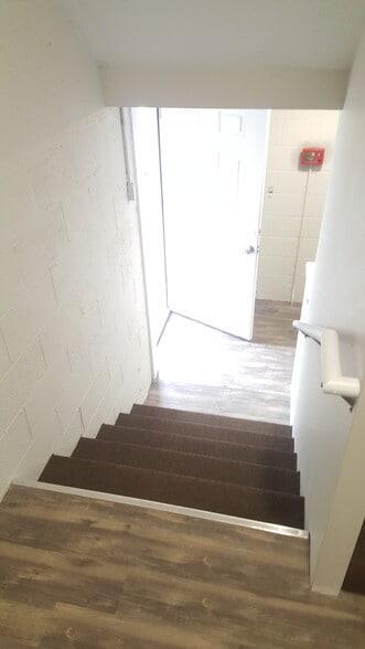 Building Photo - 10 E Main St