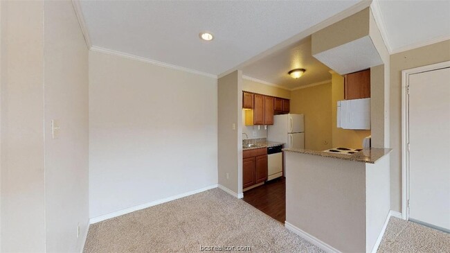 Building Photo - 904 University Oaks Blvd