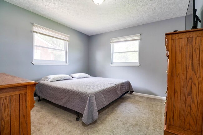 Building Photo - 2 bedroom 2 bath brick ranch
