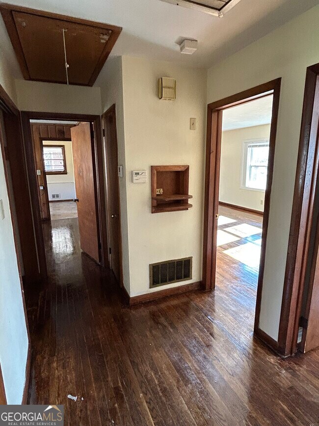 Building Photo - 190 Northcrest Dr