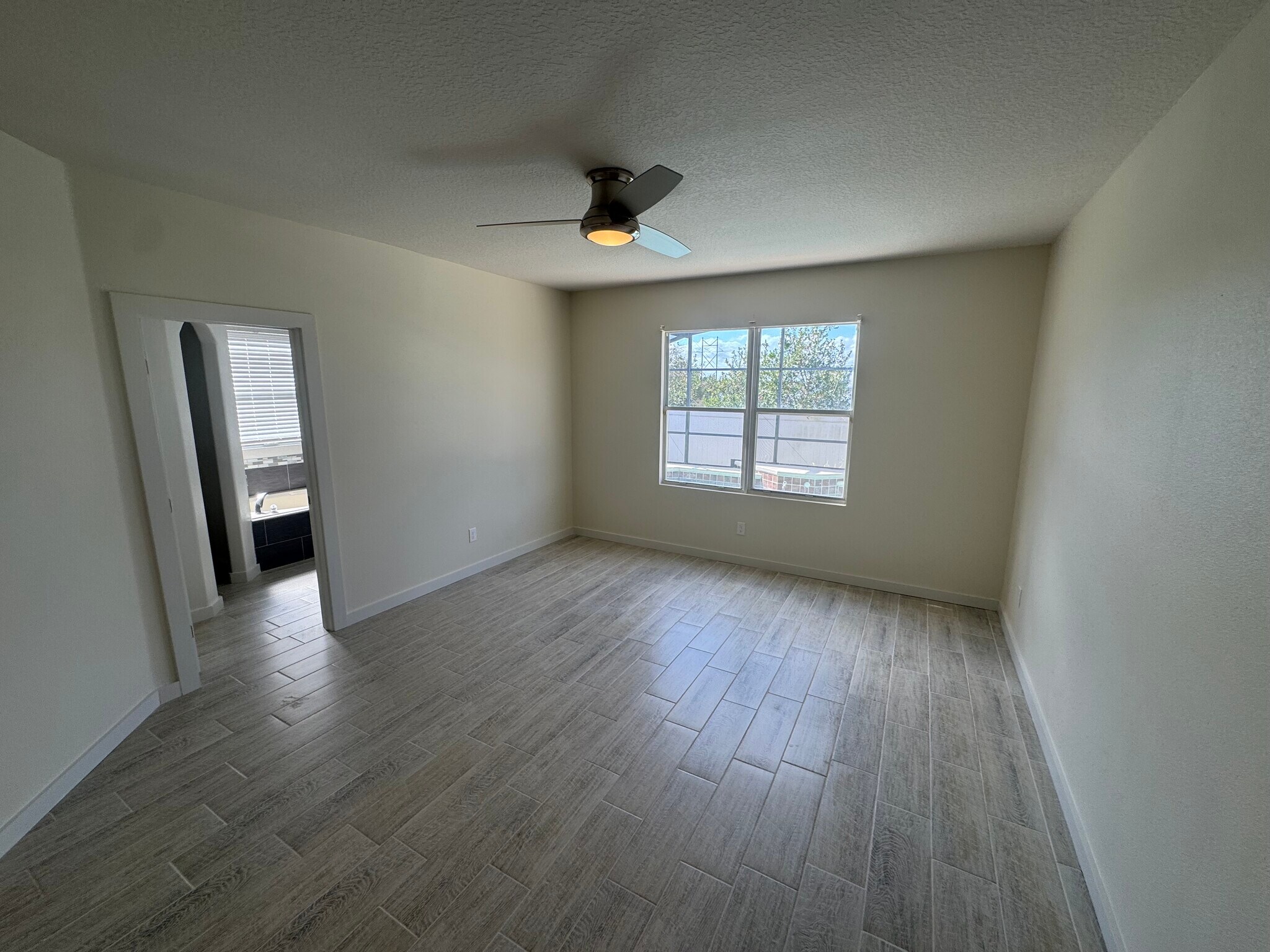 Building Photo - 839 Knollwood Dr