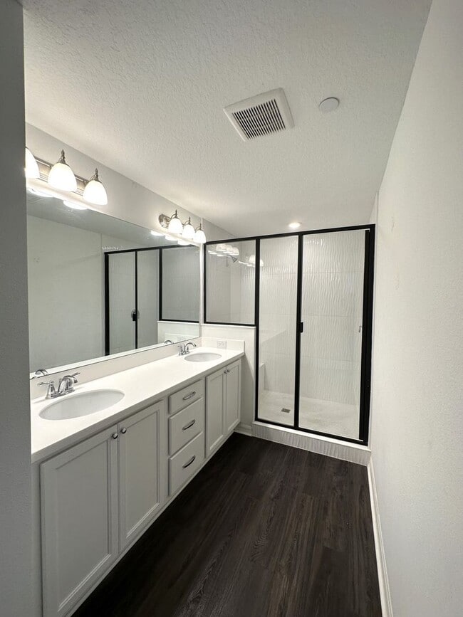 Building Photo - Luxury 3 story townhouse in the heart of L...