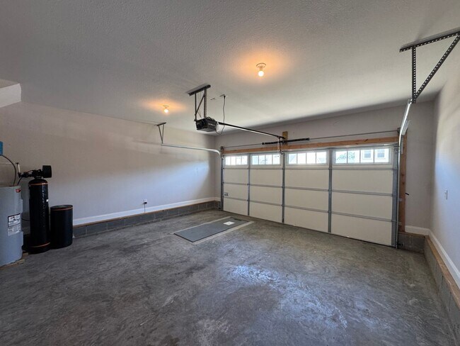 Building Photo - Beautiful Single Family Home