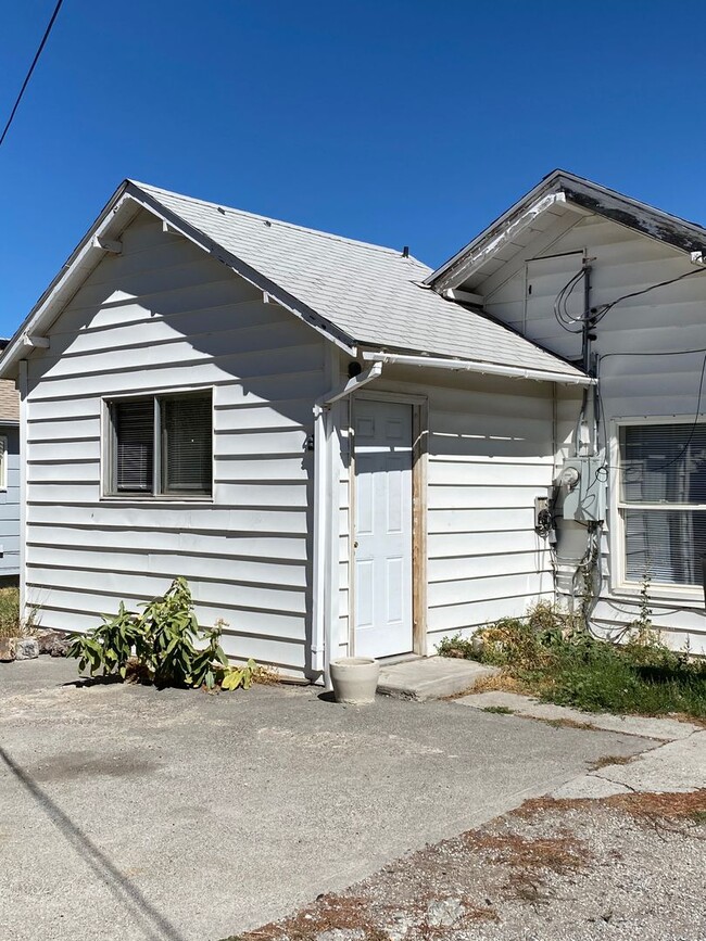 Building Photo - Single Family Home Bungalow-two bedroom/on...