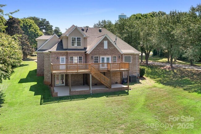 Building Photo - Lakeview Home!