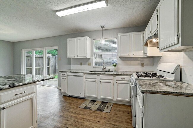 Building Photo - 2615 Lively Ln