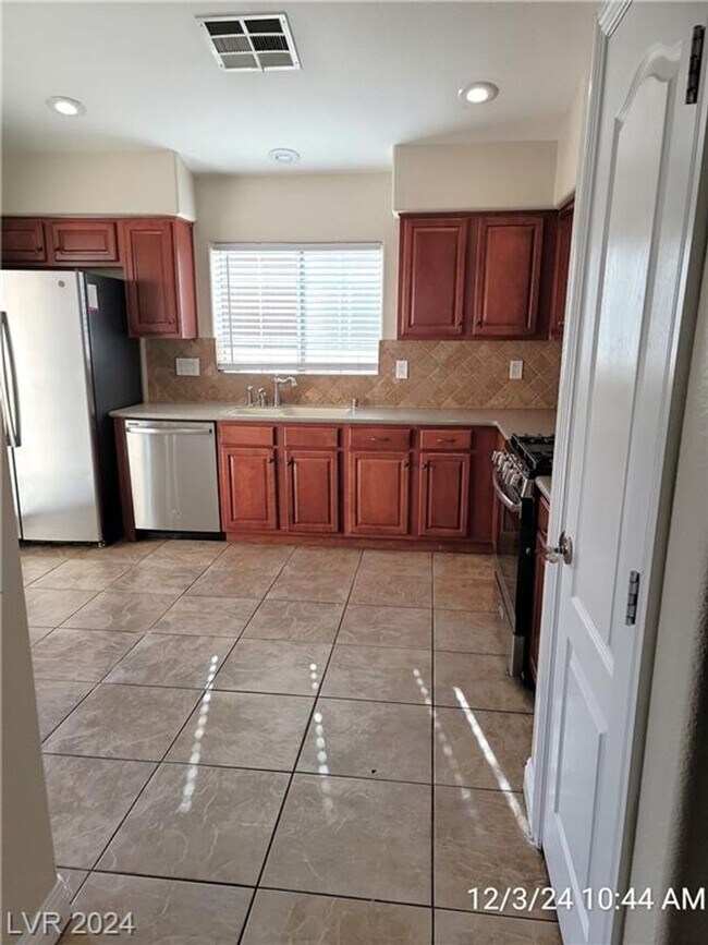 Building Photo - SILVERADO RANCH SINGLE STORY PATIO HOME IN...