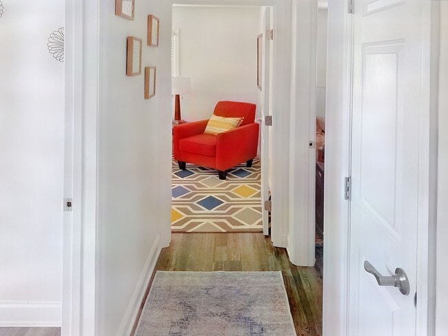 Building Photo - "Experience Urban Living at its Finest at The Flats at 2200!/"¡Experimenta la Vida Urbana en su M...