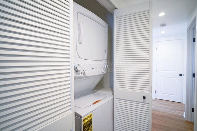 Building Photo - 829 Sea Palm Ave