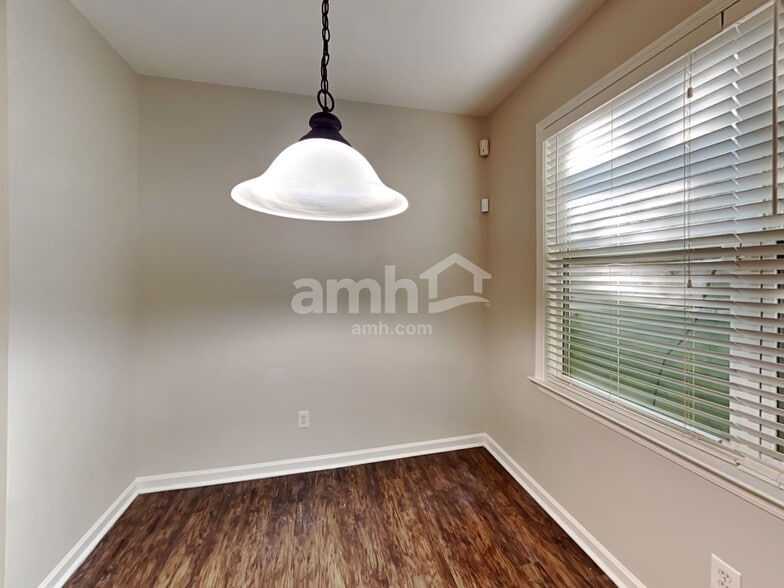 Building Photo - 5 Horseshoe Ln