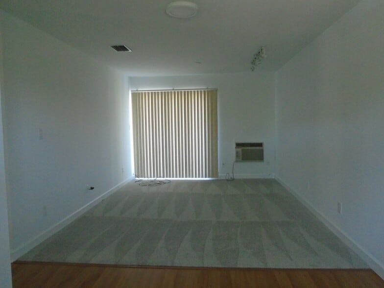 Building Photo - 3101 Bee Ridge Rd