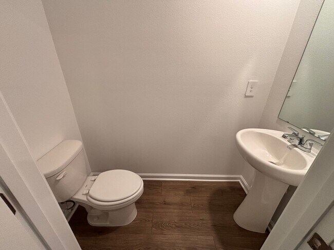 Building Photo - Never-Lived-In 3BR/2.5BA Townhome! Screened Lanai & Pond View!